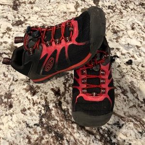 Keen black and red Chandler 2 CNX sneaker kids size 1